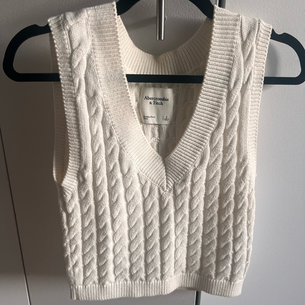 Abercrombie cropped white sweater vest size S